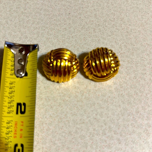 Vintage Napier gold tone knot screw clip earrings (527) - Picture 4 of 5